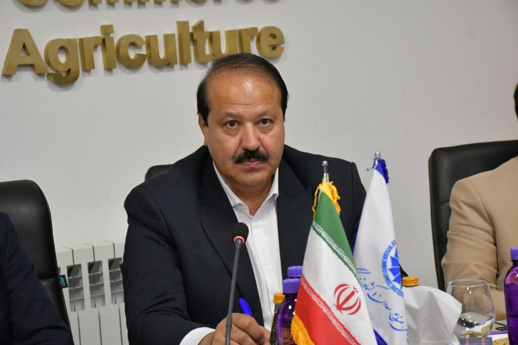 آمادگی گلستان برای گسترش همکاری‌های تجاری با ازبکستان / تعاملات اقتصادی، نیازمند اعتمادسازی بخش خصوصی است رئیس اتاق بازرگانی گرگان، با اشاره به ظرفیت‌های گسترده همکاری میان دو کشور، تأکید کرد که توسعه روابط اقتصادی پایدار نیازمند اعتمادسازی و تعامل نزدیک میان بخش‌های خصوصی ایران و ازبکستان است. امیر یوسفی، در نشست هم‌اندیشی با فرالدین نصریف ، سفیر جمهوری ازبکستان در ایران، ضمن خوش‌آمدگویی به ایشان، این دیدار را مایه افتخار و فرصتی ارزشمند برای گسترش مناسبات دوجانبه دانست. وی اظهار داشت: این نشست نه تنها یک رویداد دیپلماتیک، بلکه نقطه آغاز یا تقویت یک مسیر روشن در همکاری‌های اقتصادی، تجاری و فرهنگی میان دو ملت است. یوسفی با اشاره به اشتراکات تاریخی، فرهنگی و تمدنی ایران و ازبکستان افزود: این دو کشور می‌توانند شرکای قابل اعتمادی برای یکدیگر در حوزه‌های متنوعی مانند انرژی، حمل‌ونقل، کشاورزی، فناوری و گردشگری باشند.