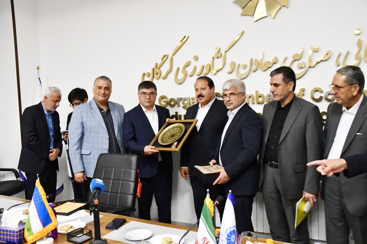 وی با تأکید بر نقش کلیدی بخش خصوصی در توسعه پایدار گفت: تجربه نشان داده که موفقیت در تجارت بین‌المللی در گرو حضور مؤثر کارآفرینان، صنعتگران و بازرگانان است. ما باور داریم که گسترش روابط تجاری میان ایران و ازبکستان بیش از آنکه در گرو قراردادهای دولتی باشد، نیازمند شناخت متقابل، تسهیل‌گری و اعتمادسازی بین فعالان اقتصادی دو کشور است. رئیس اتاق گرگان همچنین آمادگی کامل استان گلستان را برای ایفای نقش فعال در این مسیر اعلام کرد و افزود: از طریق اعزام و پذیرش هیأت‌های تجاری، حمایت از سرمایه‌گذاری‌های متقابل و پیگیری توافقات دوجانبه، بسترهای عملی همکاری را فراهم خواهیم کرد. وی در ادامه به وضعیت تجارت خارجی استان گلستان در سال ۱۴۰۳ اشاره کرد و گفت: در این سال، گلستان حدود ۷۱۹ هزار تُن کالای غیرنفتی به ارزش ۴۶۳ میلیون دلار صادر کرده است که از نظر وزنی ۳۲ درصد و از نظر ارزشی ۴۲ درصد نسبت به سال قبل رشد داشته است. همچنین در ۹ ماه نخست سال، واردات استان به ۶۳.۴ میلیون دلار رسید و شامل اقلامی چون روغن، سویا، پنبه و ماشین‌آلات بوده است. یوسفی خاطرنشان کرد: ازبکستان یکی از مقاصد مهم صادراتی استان گلستان محسوب می‌شود و ما برای تعمیق این ارتباط، ظرفیت‌های زیادی داریم. وی در پایان ضمن قدردانی از حضور سفیر ازبکستان و فعالان اقتصادی گفت: امیدواریم این نشست سرآغاز فصل جدیدی از روابط اقتصادی و تجاری میان ایران و ازبکستان باشد؛ روابطی که بر پایه منافع مشترک، احترام متقابل و نگاه بلندمدت شکل می‌گیرد.