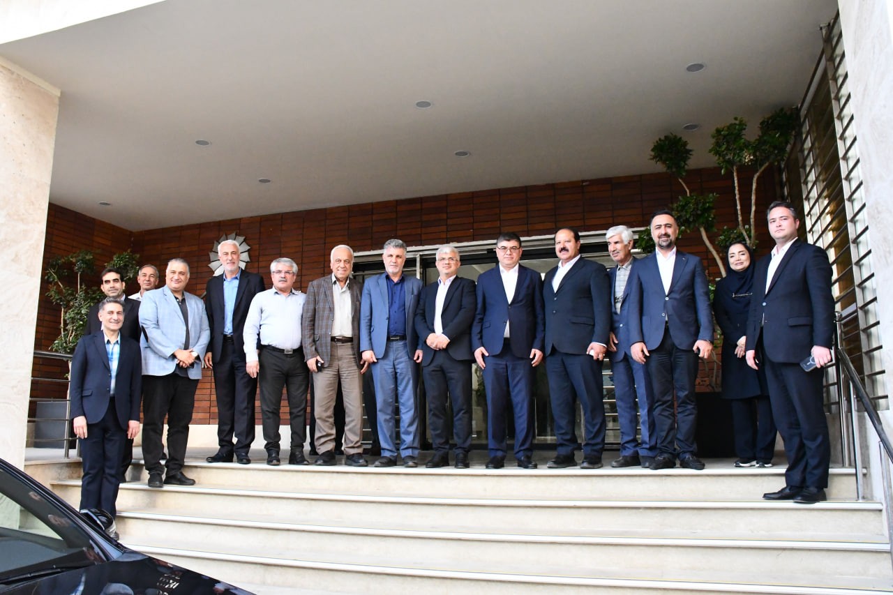 وی با تأکید بر نقش کلیدی بخش خصوصی در توسعه پایدار گفت: تجربه نشان داده که موفقیت در تجارت بین‌المللی در گرو حضور مؤثر کارآفرینان، صنعتگران و بازرگانان است. ما باور داریم که گسترش روابط تجاری میان ایران و ازبکستان بیش از آنکه در گرو قراردادهای دولتی باشد، نیازمند شناخت متقابل، تسهیل‌گری و اعتمادسازی بین فعالان اقتصادی دو کشور است. رئیس اتاق گرگان همچنین آمادگی کامل استان گلستان را برای ایفای نقش فعال در این مسیر اعلام کرد و افزود: از طریق اعزام و پذیرش هیأت‌های تجاری، حمایت از سرمایه‌گذاری‌های متقابل و پیگیری توافقات دوجانبه، بسترهای عملی همکاری را فراهم خواهیم کرد. وی در ادامه به وضعیت تجارت خارجی استان گلستان در سال ۱۴۰۳ اشاره کرد و گفت: در این سال، گلستان حدود ۷۱۹ هزار تُن کالای غیرنفتی به ارزش ۴۶۳ میلیون دلار صادر کرده است که از نظر وزنی ۳۲ درصد و از نظر ارزشی ۴۲ درصد نسبت به سال قبل رشد داشته است. همچنین در ۹ ماه نخست سال، واردات استان به ۶۳.۴ میلیون دلار رسید و شامل اقلامی چون روغن، سویا، پنبه و ماشین‌آلات بوده است. یوسفی خاطرنشان کرد: ازبکستان یکی از مقاصد مهم صادراتی استان گلستان محسوب می‌شود و ما برای تعمیق این ارتباط، ظرفیت‌های زیادی داریم. وی در پایان ضمن قدردانی از حضور سفیر ازبکستان و فعالان اقتصادی گفت: امیدواریم این نشست سرآغاز فصل جدیدی از روابط اقتصادی و تجاری میان ایران و ازبکستان باشد؛ روابطی که بر پایه منافع مشترک، احترام متقابل و نگاه بلندمدت شکل می‌گیرد.